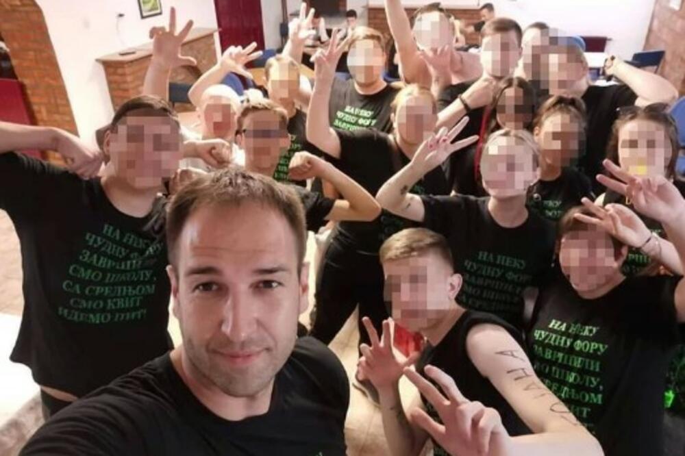 RAZREDNI STAREŠINA IZ ŠAPCA DOBIO NEVIĐEN POKLON OD ĐAKA: Gest oduševio CELU Srbiju! (FOTO)