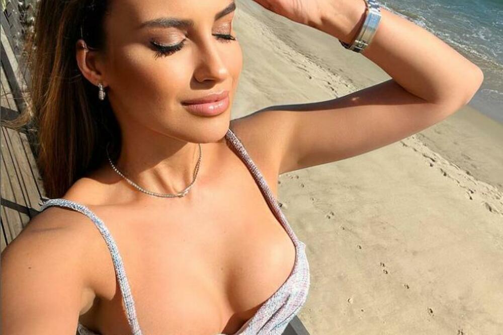 BOMBA NOVINARKA POZIRALA U DONJEM VEŠU: Celo telo je savršeno, ali pogled se ne odvaja od BUJNIH grudi! (FOTO)