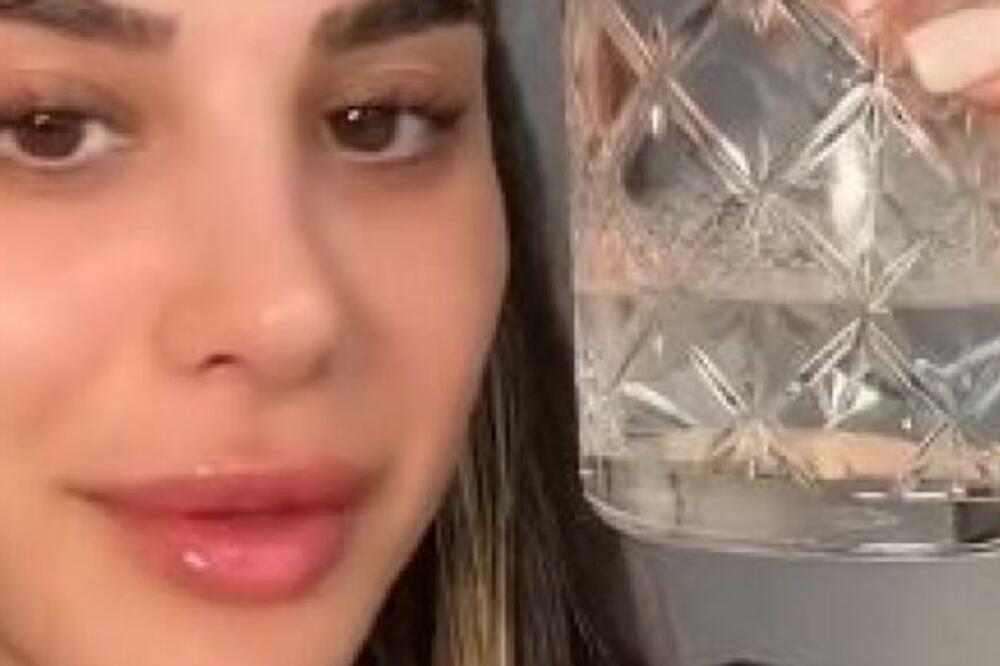 TIKTOKERKA POSRAMILA JEDNIM POTEZOM: Stavila ga je na LICE, svima se skamenile face od ŠOKA! (VIDEO)