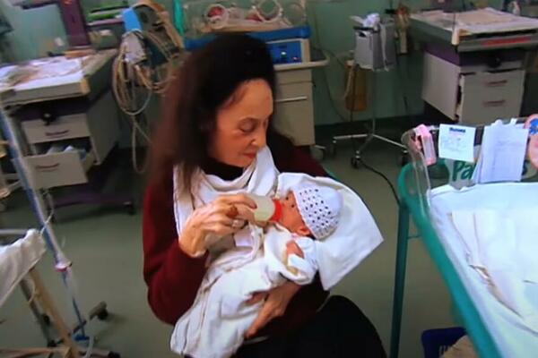 ADRIJANA JE ĆERKU RODILA U 66. GODINI, PA ZAVRŠILA NA STUBU SRAMA: Evo gde je DANAS i kako brine o SVOM DETETU