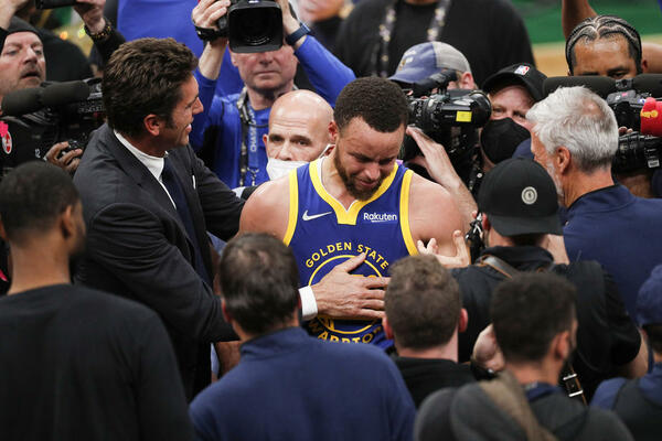 KARIJU SE NIJE SVIDELO PITANJE NA KONFERENCIJI! Reagovao izuzetno besno uz lupanje o sto! (VIDEO)