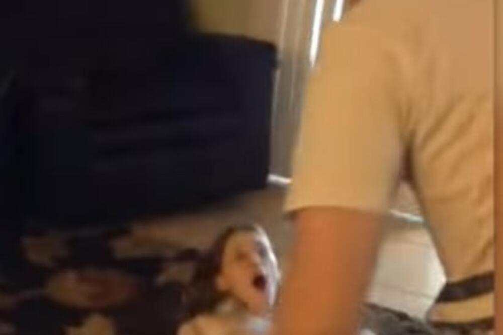 RADILA JE OVO U SOBI KADA JE UŠAO NJEN BRAT: Čim je naskočila na njega, OVO JE IZAŠLO IZ NJE (VIDEO)