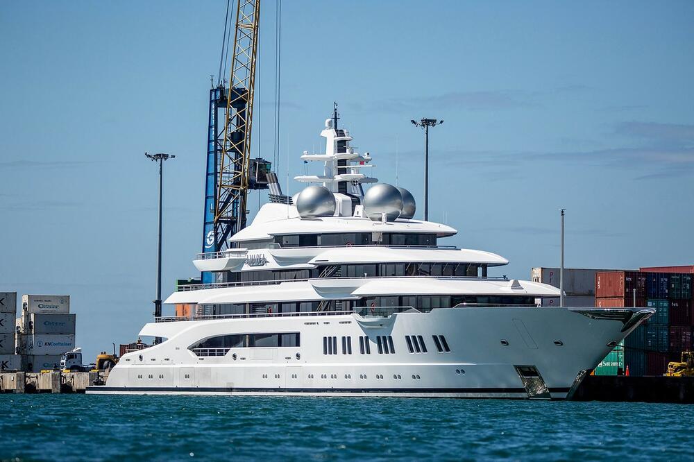 UHAPŠENO 13 OSOBA SA JAHTE U GRČKOJ: Vatrometom zapalili ŠUMU, pa pokušali da UGASE BUKTINJU