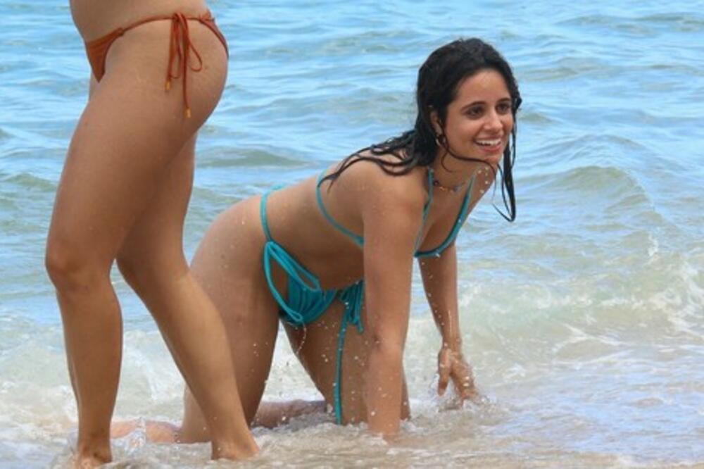 PRED SVIMA POKAZALA KAKO IZGLEDA GOLO TELO, KAO DA NI NEMA BIKINI: Svi su gledali u samo JEDNU STVAR (FOTO)