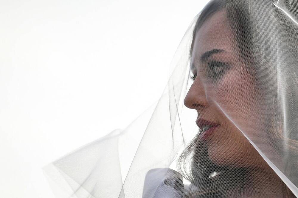 OVO JE ŽENA DŽULIJANA ASANŽA S KOJOM SE OŽENIO U ZATVORU: Nosila je venčanicu čuvene BRITANSKE KREATORKE! FOTO