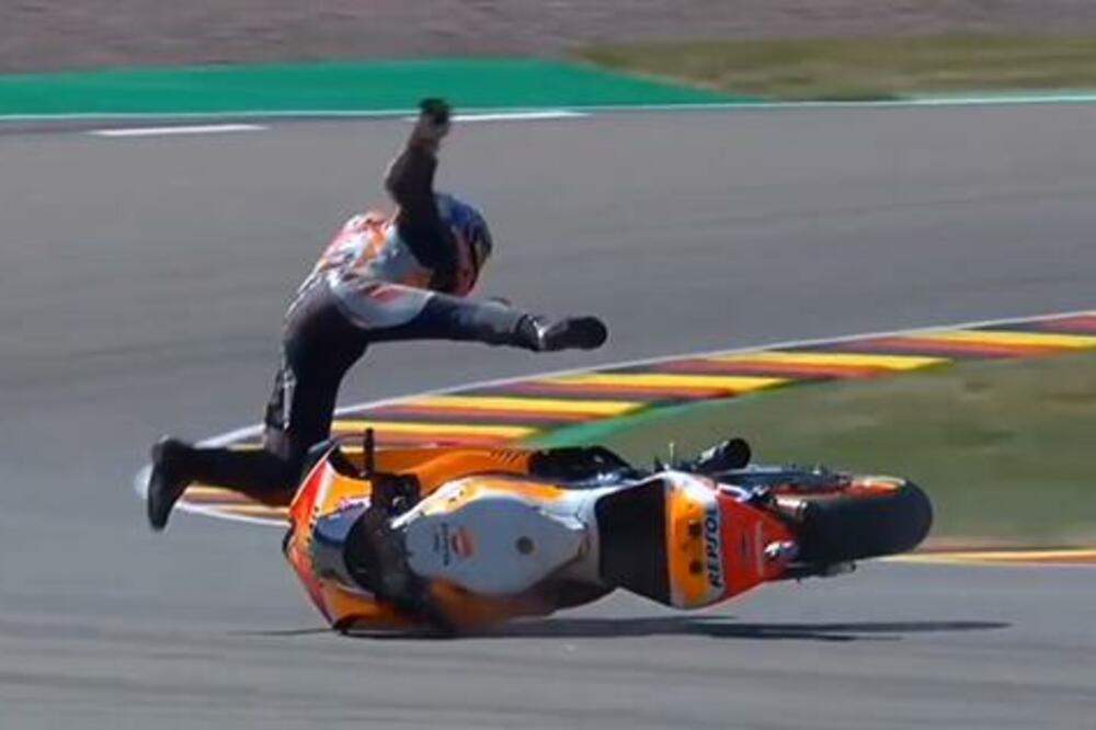 UŽASNI PADOVI: Dva puta na istoj krivini! MOTOR GA PODIGAO, MOGAO I DA GA POKOSI! (VIDEO)