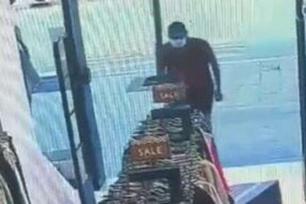 ZGRABIO KOMAD I JURNUO NAPOLJE! Uhvaćen u AKCIJI u sred BELA DANA, kamera u beogradskoj radnji snimila SVE (VIDEO)