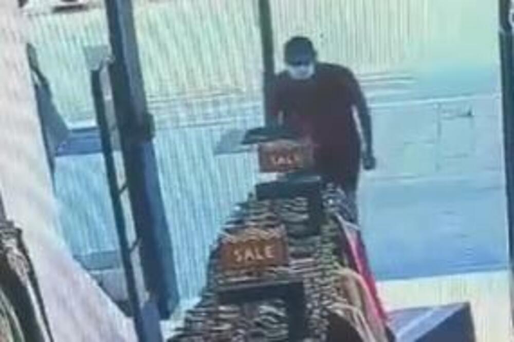 ZGRABIO KOMAD I JURNUO NAPOLJE! Uhvaćen u AKCIJI u sred BELA DANA, kamera u beogradskoj radnji snimila SVE (VIDEO)