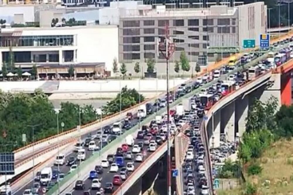 NI OVAJ PETAK NIJE IZUZETAK: Ogromne GUŽVE u Beogradu, evo gde je NAJKRITIČNIJE! (FOTO)