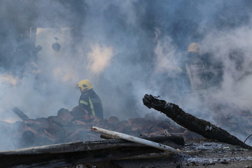 IZGOREO KROV KAFANE U UŽICU: Vatrogasci se bore sa velikom vatrenom stihijom (FOTO)
