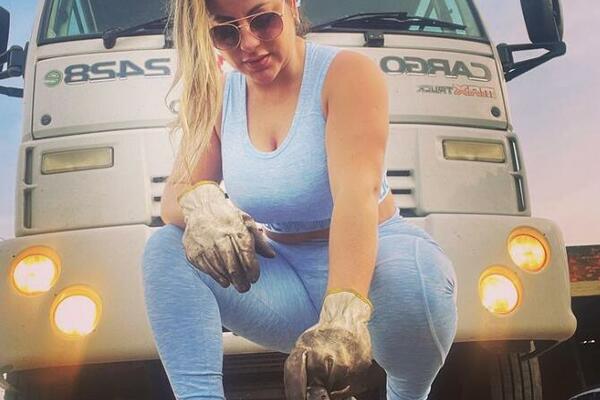 KAMIONDŽIJE BIĆETE PRAVI SREĆNICI AKO JE SRETNETE: i OVA vrela KOLEGINICA voli "Miris KAMIONA"!