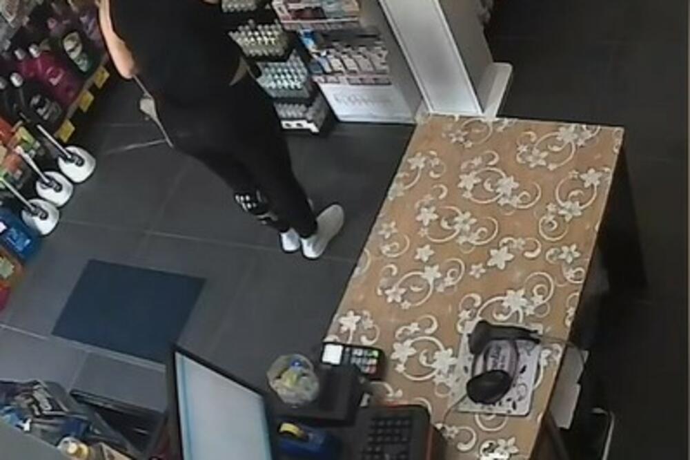 ŠOKANTAN SNIMAK KRAĐE: Maznula je PARFEM u NOVOSADSKOJ PARFIMERIJI? (VIDEO)