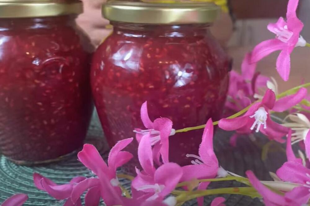 OVAJ TRIK ZNAJU SAMO PRAVE DOMAĆICE, EVO KAKO DA VAM DŽEM DUŽE TRAJE: Dodajte 1 sastojak i BUĐ se neće hvatati