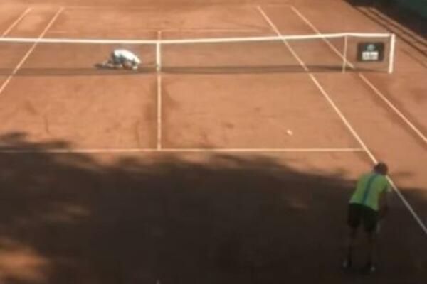 NAJBIZARNIJI POEN U TENISU? Ni kriv ni dužan odigrao savršen štop-volej - GLAVOM! (VIDEO)