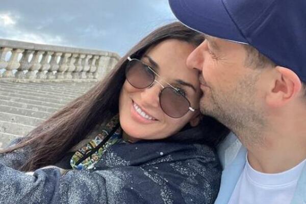 GLUMICA KONAČNO POKAZALA 13 GODINA MLAĐEG DEČKA: Veliki MOĆNIK je vlasnik RESTORANA, a bio je i sa OVOM ŽENOM