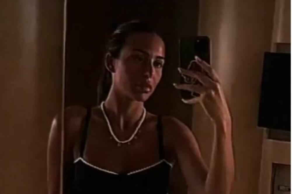 NAŠA PEVAČICA SE SKINULA I ZAPALILA IBICU: Preplanuli ten i minijaturne krpice istakle ZATEGNUTO TELO! (FOTO)