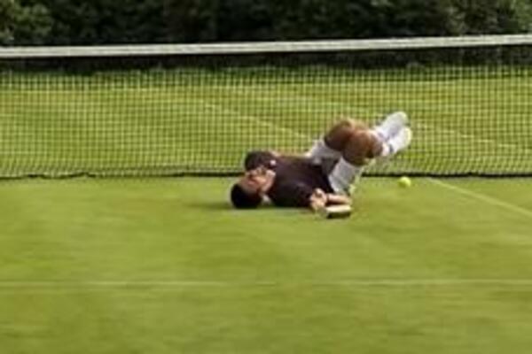 Lepotica mu nanela OGROMAN BOL: NOVAK POGOĐEN U MEĐUNOŽJE! Presavijao se! Izazov koji se loše završio! (VIDEO)