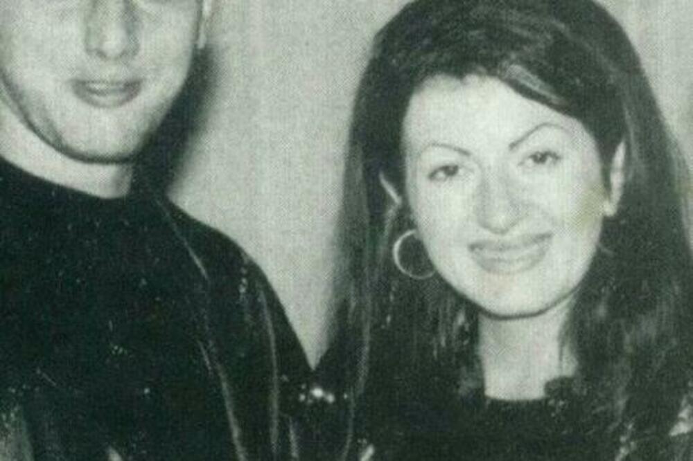 NEBO I ZEMLJA! Danas naša PEVAČICA izgleda SKROZ DRUGAČIJE: Kuma je velikoj ZVEZDI, znate ko je na fotki?!