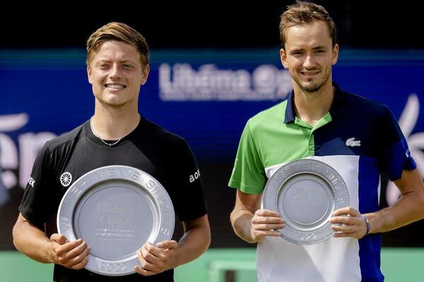 TAKO NE IGRA SVETSKI BROJ 1: Medvedev zbrisan u borbi za trofej, Poljak ga UNIŠTIO!