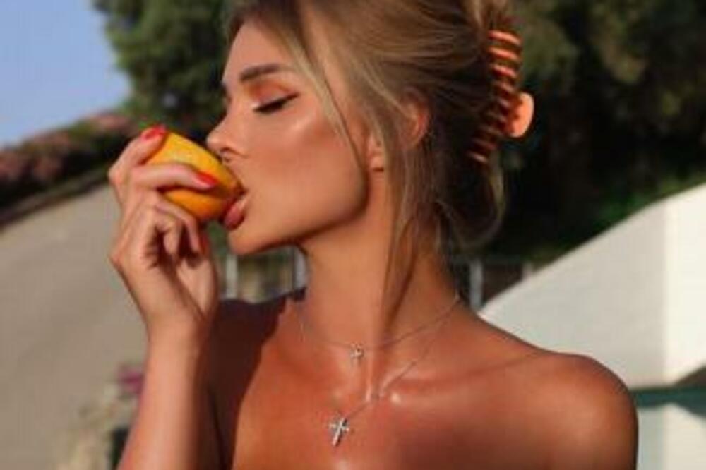 ZBOG VRELE RUSKINJE SVI ZABORAVILI NA BOLIDE! Grize kao ajkula, a tek da vidite I ŠTA (FOTO)