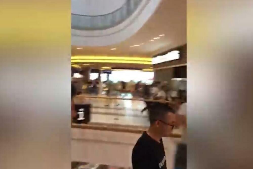 ZAGREBOM ODJEKUJU SIRENE, HITNO SE EVAKUIŠU: Ljudi uspaničeno trče (VIDEO)