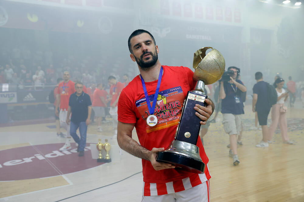 KALINIĆ O TOME DA LI OSTAJE U ZVEZDI, TITULAMA... "Samo ih skupljam! LAZIĆ: "Mislim da mi je 20. trofej!" (VIDEO)