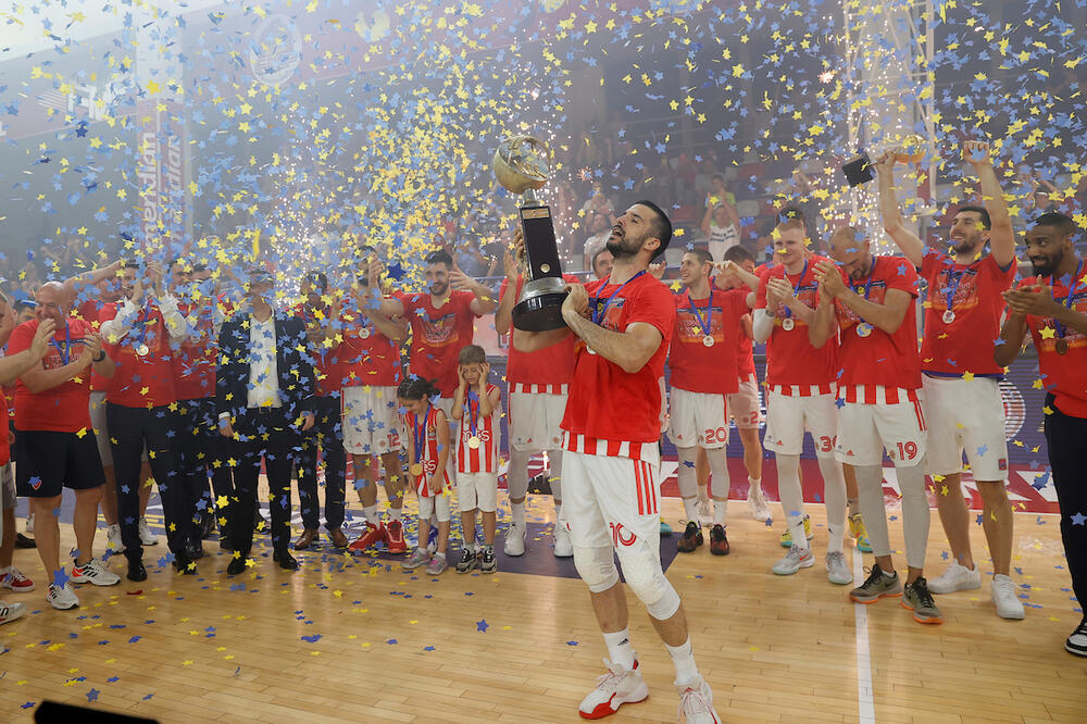 NAVIJAČKI FANATIZAM ILI NEŠTO DRUGO? Podigao KREDIT, pa donirao novac Crvenoj zvezdi! (FOTO)