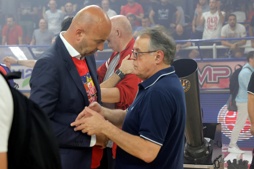 ČOVIĆ I ILIĆ SLAVE TROFEJ KUPA NA PARKETU! Predsednik Crvene zvezde među igračima! (VIDEO)