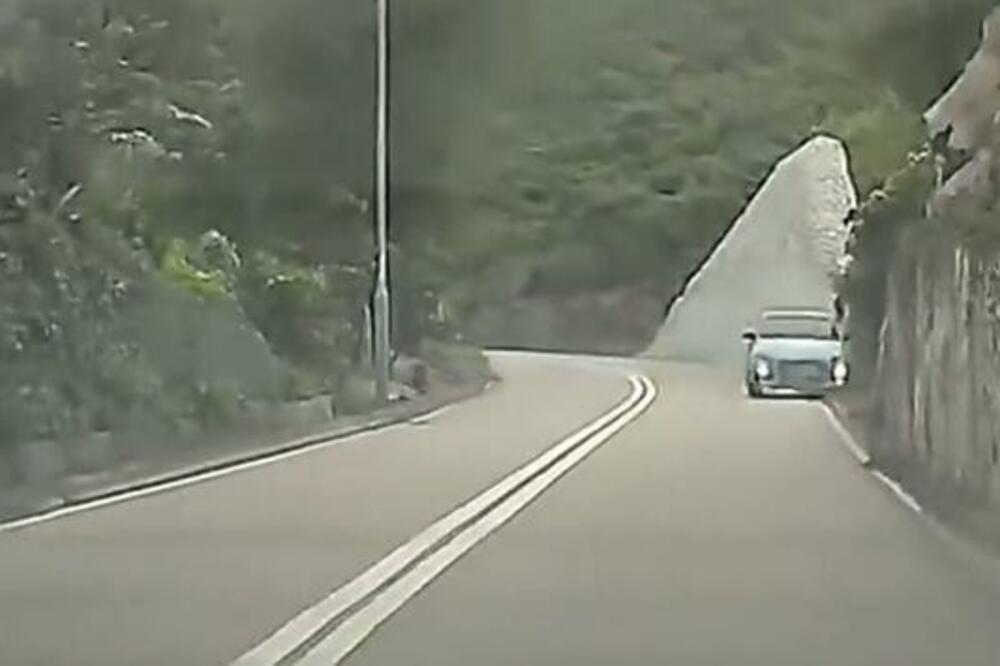 TOTALNA HAVARIJA: Divljao po ULICI pa završio u oblaku DIMA- pogledajte tu SCENU! (VIDEO)