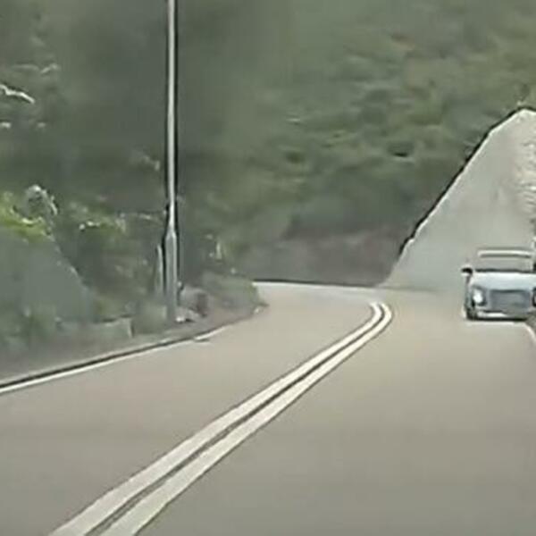 TOTALNA HAVARIJA: Divljao po ULICI pa završio u oblaku DIMA- pogledajte tu SCENU! (VIDEO)