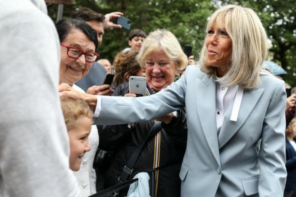 GOSPOĐA MAKRON ZABLISTALA NA GLASANJU: Ovakvu je nikada nismo VIDELI do sada, sve oči bile uprte samo u NJU! (FOTO)