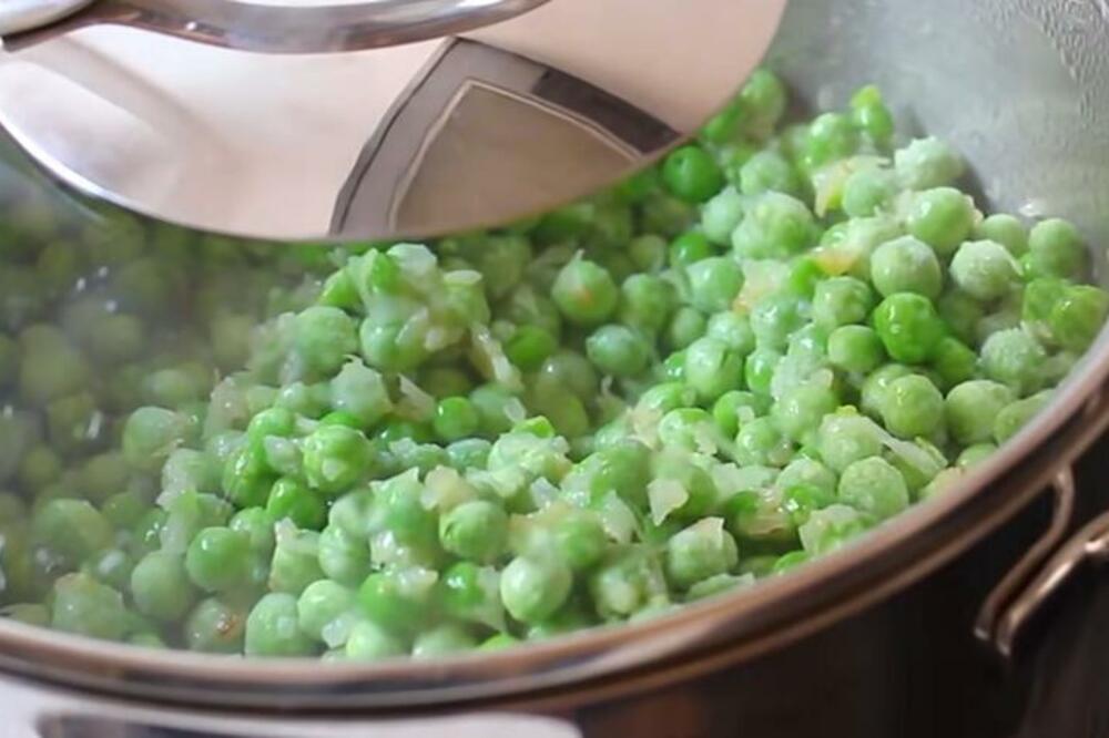 OVAKO FRANCUZI KUVAJU GRAŠAK, UOPŠTE NIJE KAO NAŠ: Dodaju i zelenu salatu, a ona nije jedini NEOBIČAN SASTOJAK!