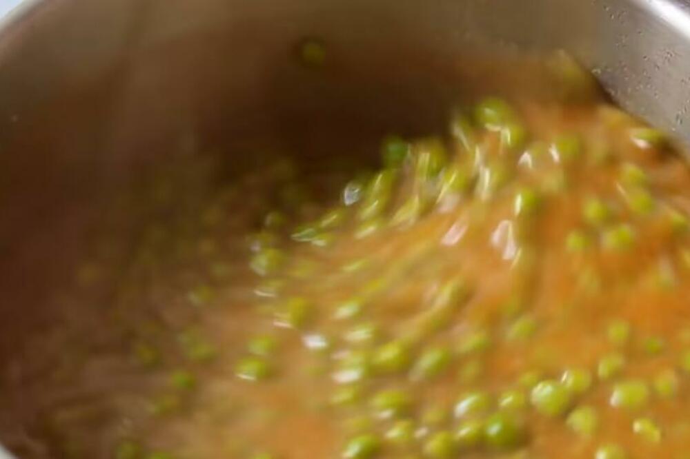 KUVAR OTKRIO KAKO DA ZGUSNETE GRAŠAK, A DA NE NAPRAVITE ZAPRŠKU: Kad čujete koji SASTOJAK dodaje u njega ZANEMEĆETE