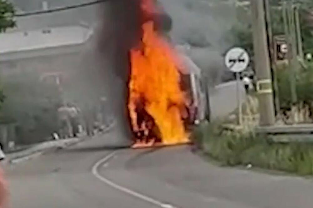 GORI AUTOBUS KOD KRUŠEVCA: Izgoreo ceo, strašna scena na putu (VIDEO)