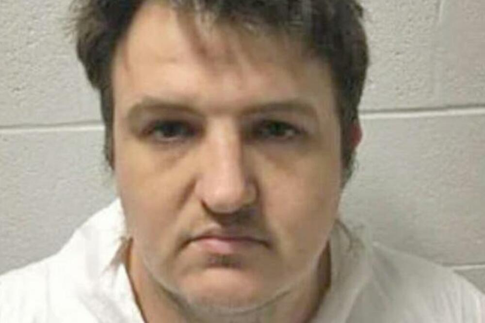 "AKO JA NE MOGU DA IH IMAM, NE MOŽEŠ NI TI" : Otac UDAVIO 3 dece pa ostavio JEZIVU PORUKU, majka SUZE roni! (FOTO)