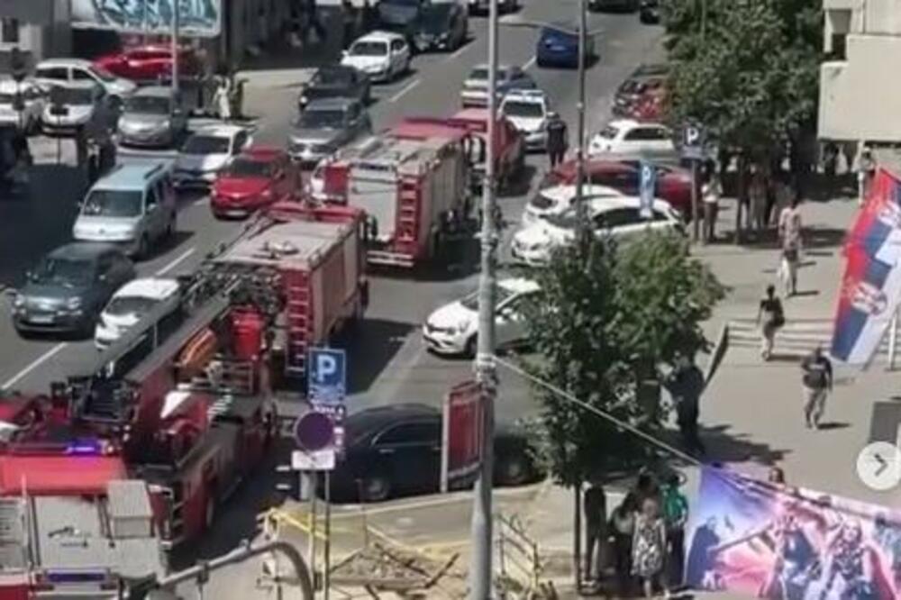 POŽAR U ZGRADI TREZORA U BEOGRADU! Veliki broj vatrogasnih vozla na terenu (FOTO)