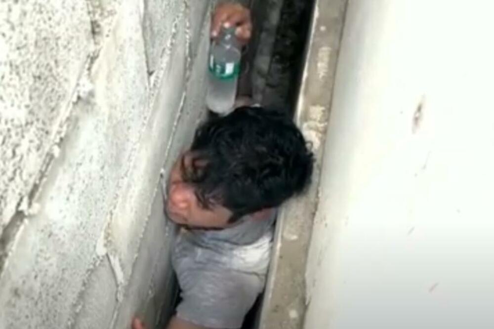 MUŠKARAC SE ZAGLAVIO IZMEĐU 2 KUĆE: Trojica spasilaca ga IZVLAČILA, nije za KLAUSTROFOBIČNE - AGONIJA! (VIDEO)