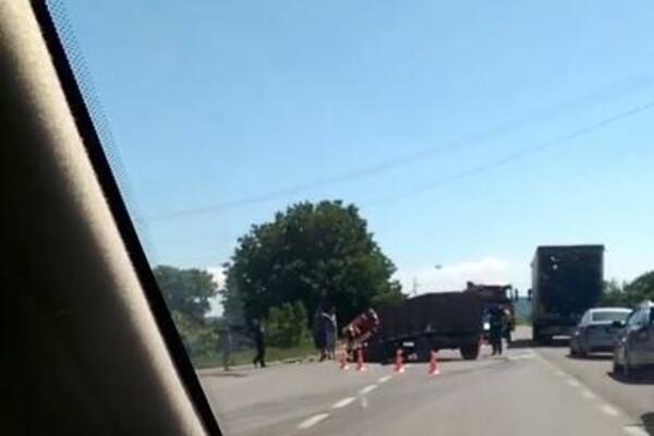 STRAŠNA NESREĆA KOD LAZAREVCA! Golf prepolovio traktor, čovek je povređen, leži na putu