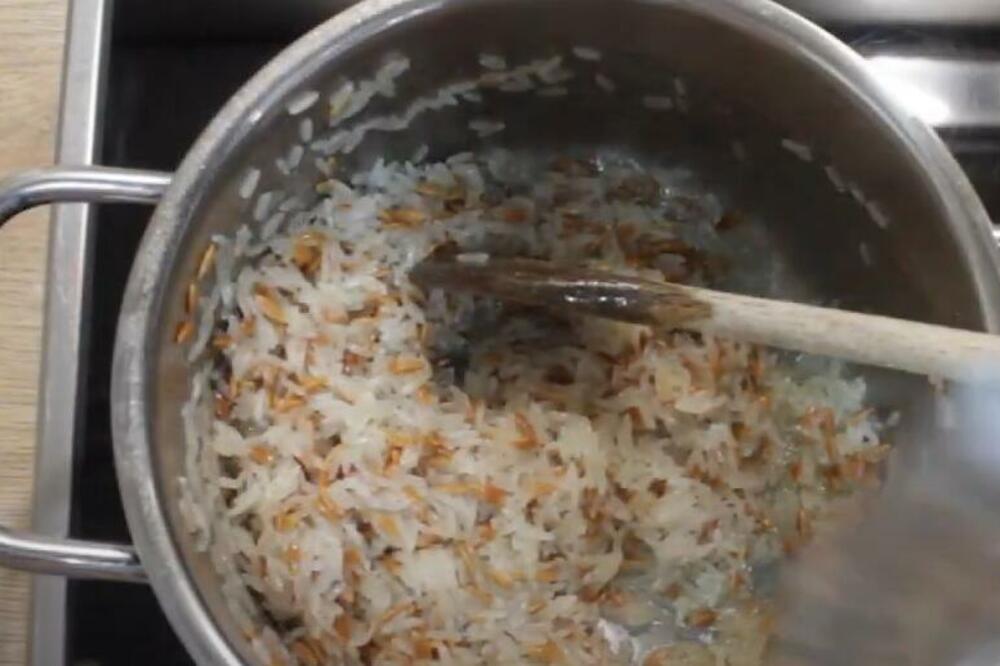 OVAKO TURSKE DOMAĆICE SPREMAJU PILAV: Zbog ovog SOSA meso nije SUVO, a sve završavate u TIGANJU (RECEPT)