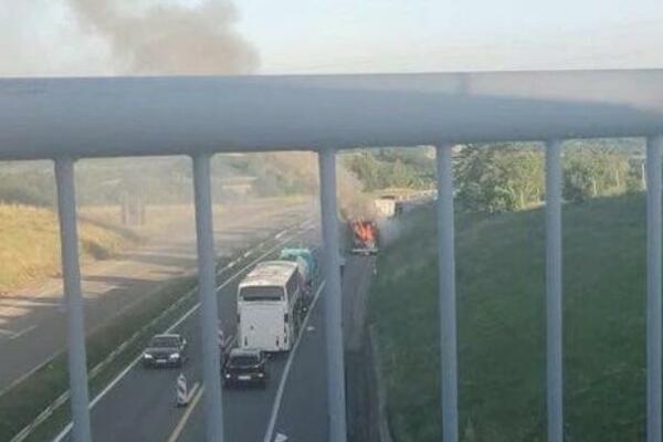 ZAPALIO SE AUTOBUS NASRED PUTA KOD RAŽNJA: Vatra bukti, stvaraju se gužve (FOTO)
