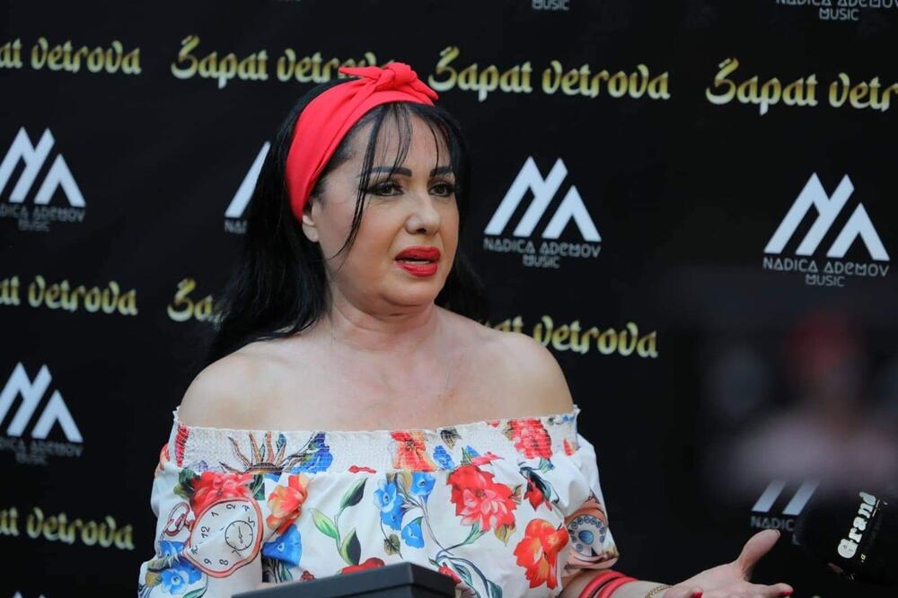 ZLATA SE POJAVILA SA ZGODNIM SINOM I ODUVALA SVE: Žene se OKRETALE ZA NJIM, sav u belom a lep kao LUTKA! (FOTO)