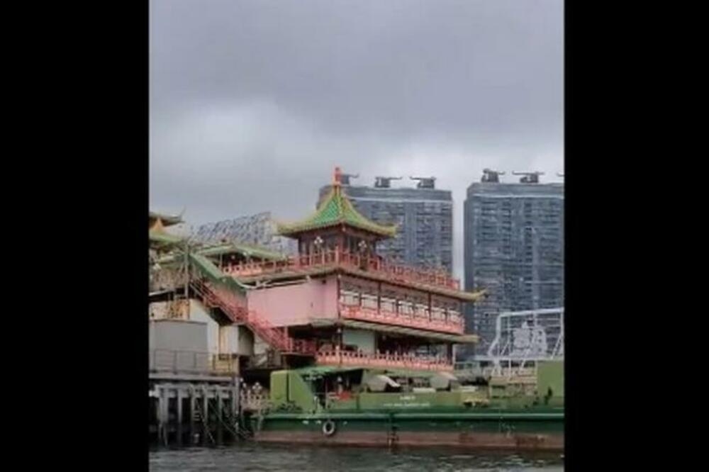 ČUVENI DŽINOVSKI PLUTAJUĆI RESTORAN SE PREVRNUO U JUŽNOM KINESKOM MORU: Voda ušla u plovilo! (VIDEO)