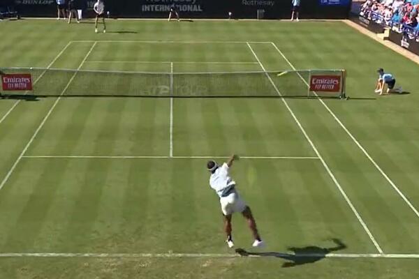 OVAKO IZGLEDA NAJGORI SERVIS U TENISU IKADA: Publika u čudu, Amerikanac promašio teren za 10 metara! (VIDEO)