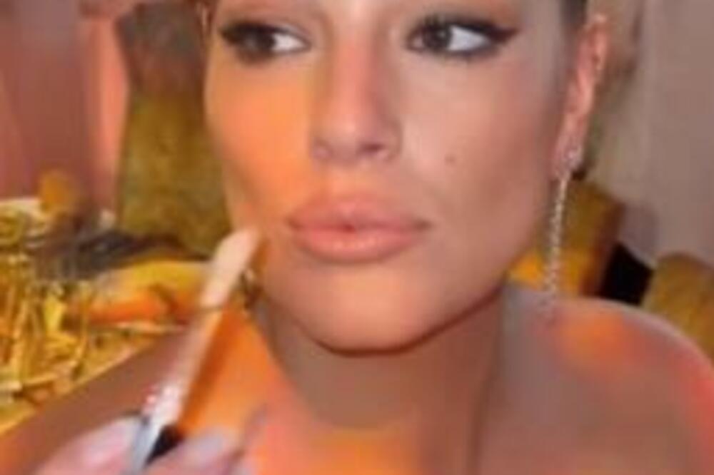 MANKENEKA POKAZALA KAKO IH DOJI PA IZAZVALA KOLAPS: Ljudi padaju kao POKOŠENI na ovaj PRIZOR (FOTO 18+)