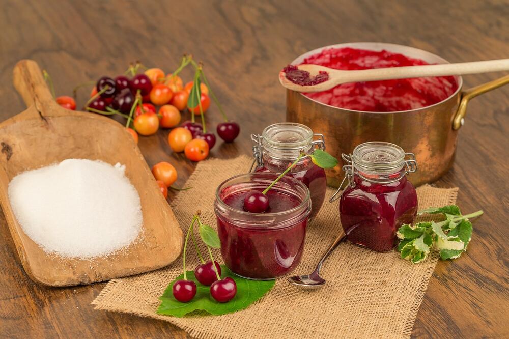 OVAKAV NEMA NI KOD BAKE: Recept za domaći sok od VIŠANJA, da vam pamet stane