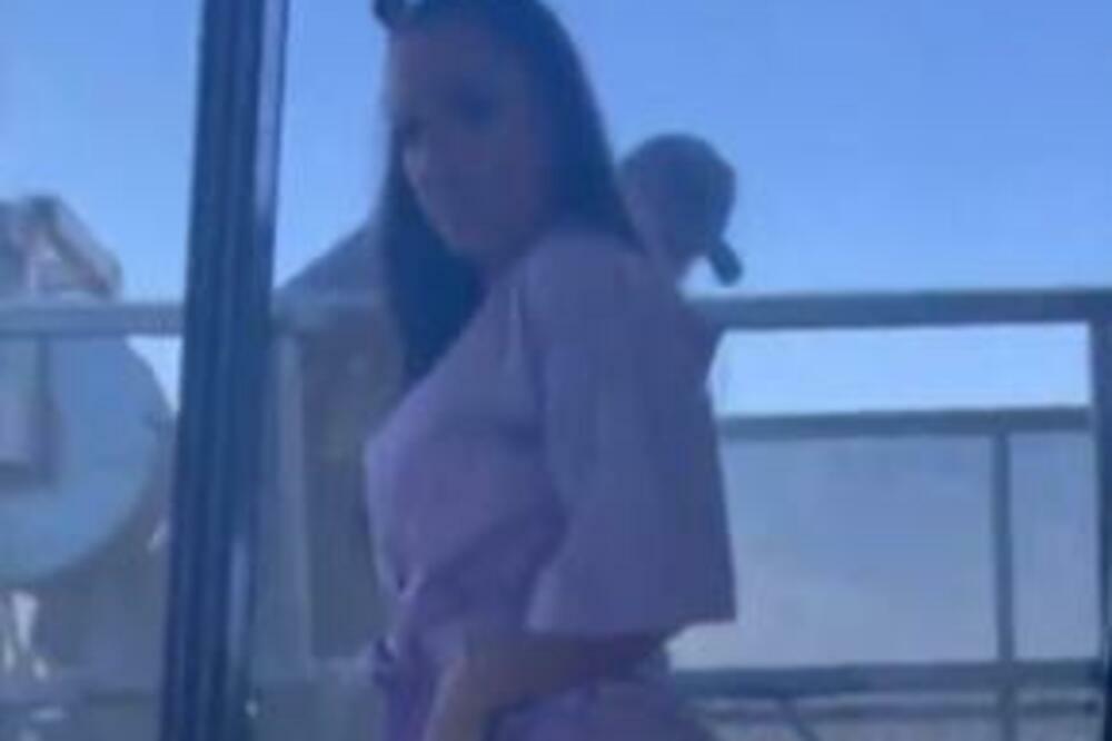 OBJAVLJENE EKSPLICITNE FOTKE UČITELJICE: Delili je po školi, a onda usledila prava PERVERZIJA (VIDEO)