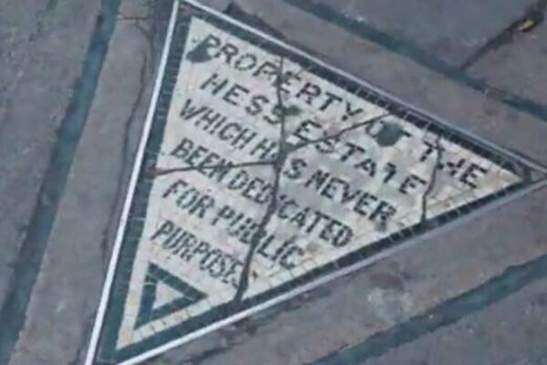 VLASNIŠTVO JEDVA VEĆE OD PARČETA PICE: Ovaj TROUGAO je jedan od NAJMANJIH parcela, smešten je OVDE! (VIDEO)