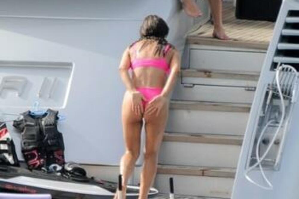 ŽENA POZNATOG FUDBALERA KRENULA DA SE DIRA NASRED JAHTE: Uhvatila OBE sa rukama, on sve gledao (FOTO)