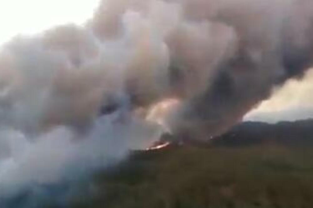 OGROMAN POŽAR BUKTI U KAĆU: Ljudi vode decu da POSMATRAJU VATRU?