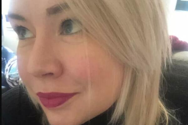 UŽAS, PREMINULA POZNATA VODITELKA U 43. GODINI! Ovu plavušu su svi gledali na EKRANU